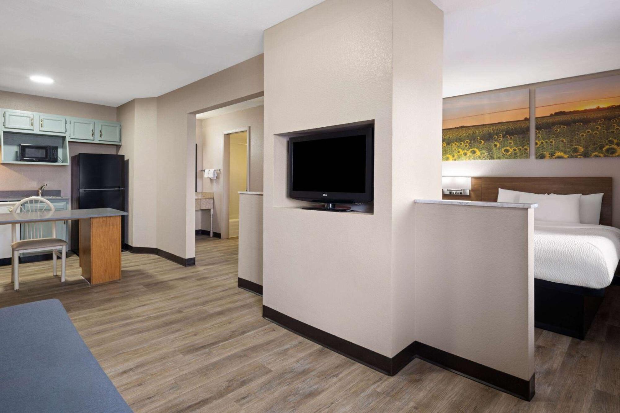 Days Inn & Suites By Wyndham Kokomo Exterior foto